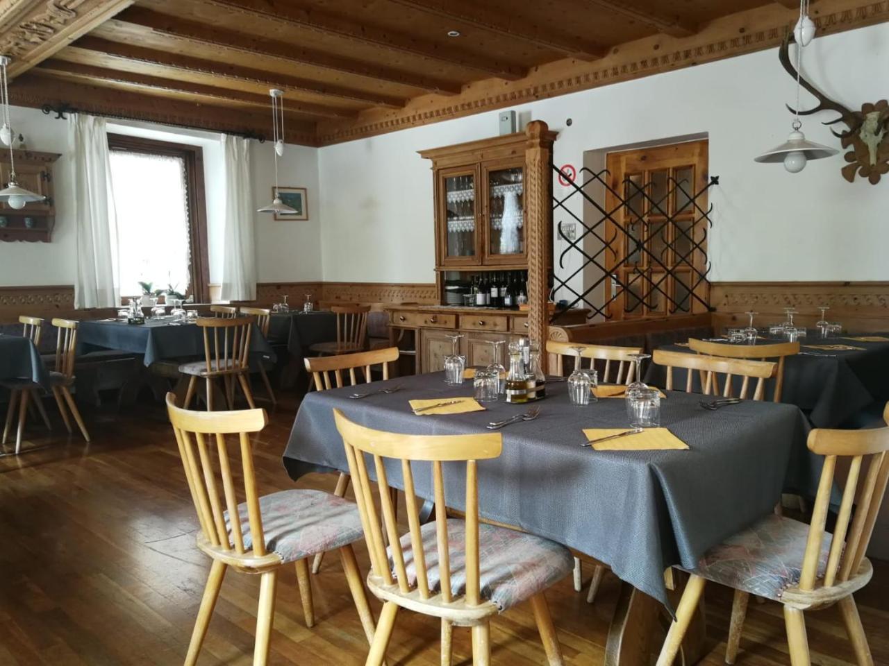 Gasthaus Weisskugel Hotel Малес Веноста Екстериор снимка