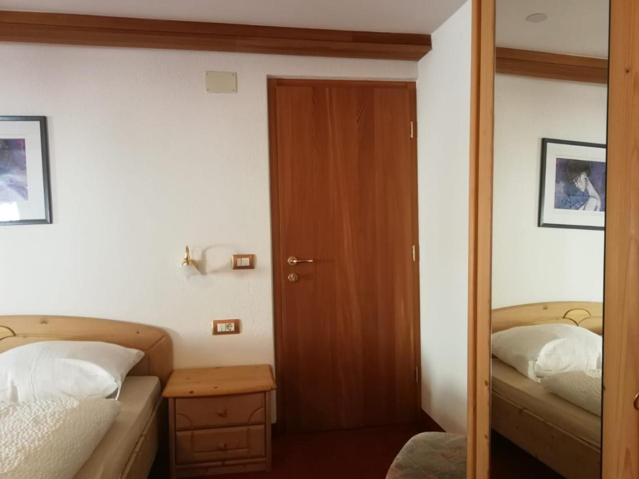 Gasthaus Weisskugel Hotel Малес Веноста Екстериор снимка