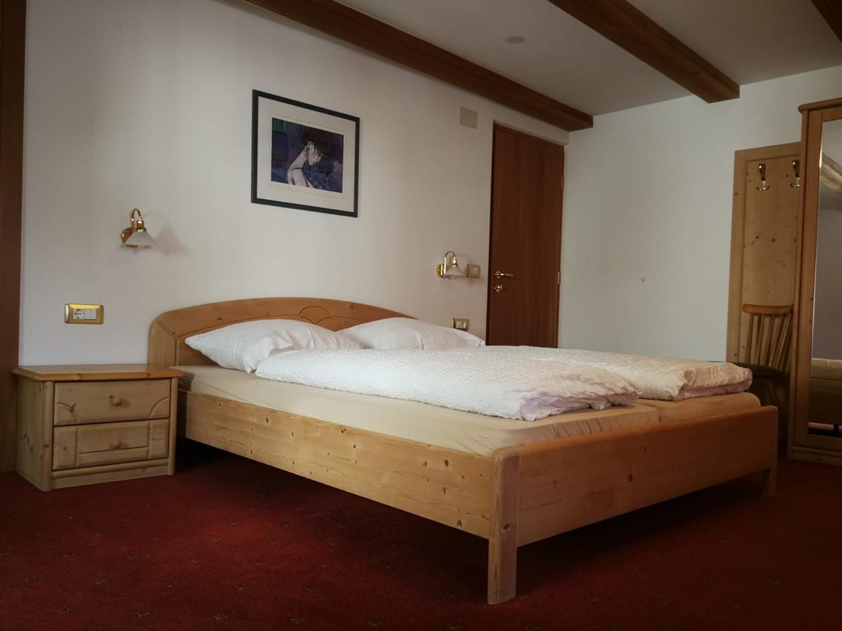 Gasthaus Weisskugel Hotel Малес Веноста Екстериор снимка