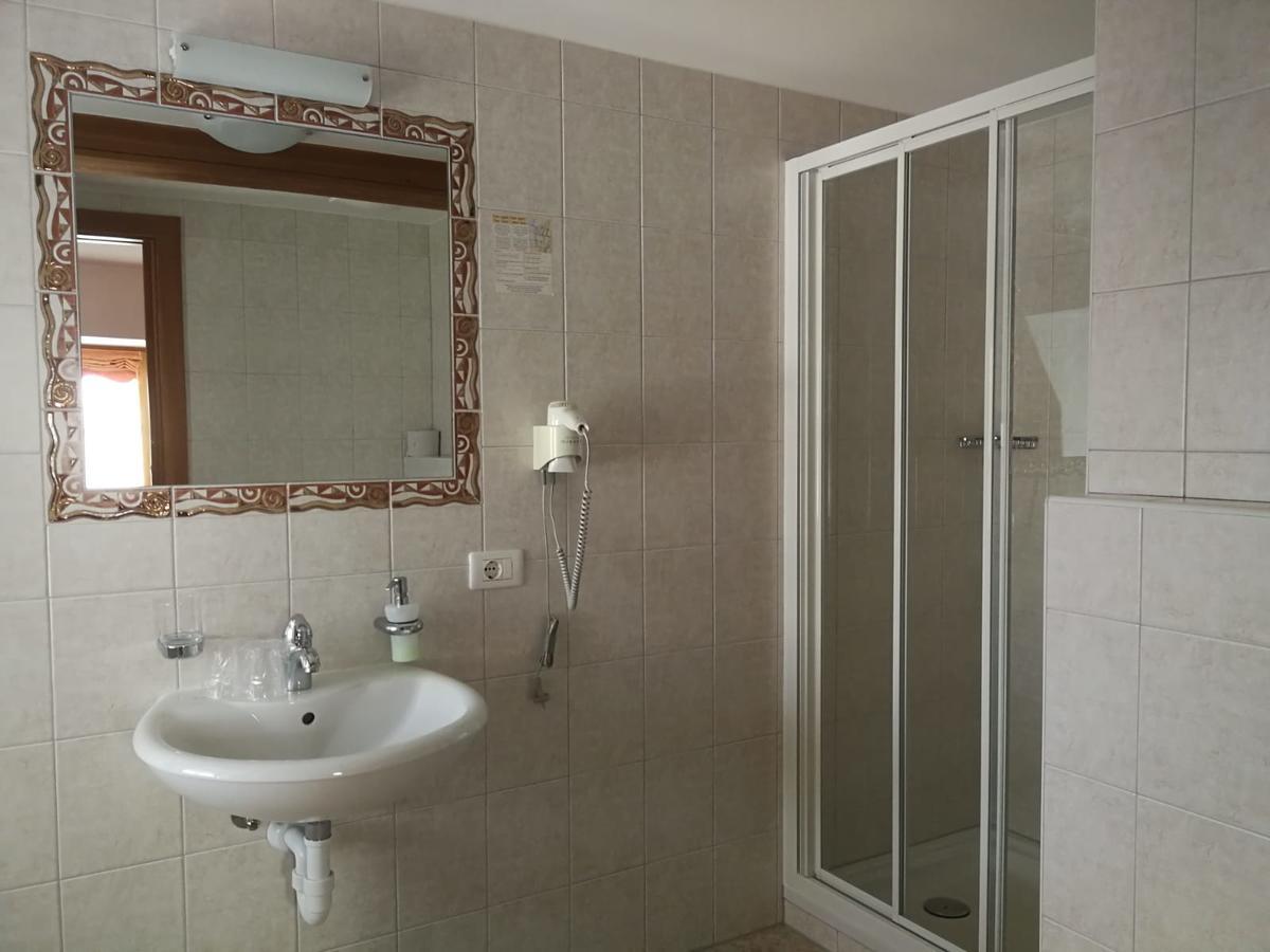 Gasthaus Weisskugel Hotel Малес Веноста Екстериор снимка