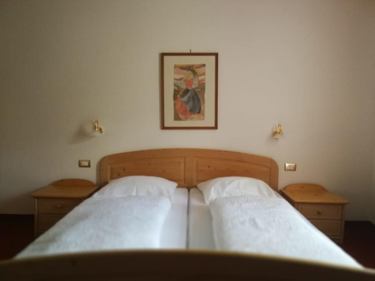Gasthaus Weisskugel Hotel Малес Веноста Екстериор снимка
