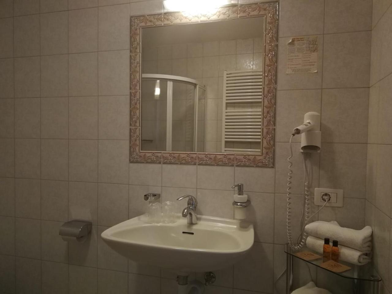 Gasthaus Weisskugel Hotel Малес Веноста Екстериор снимка
