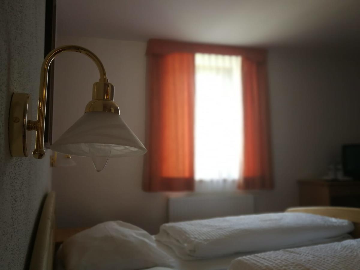 Gasthaus Weisskugel Hotel Малес Веноста Екстериор снимка